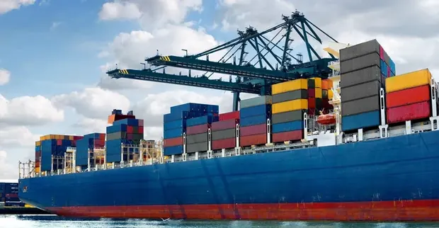 Portacontenedores en puerto